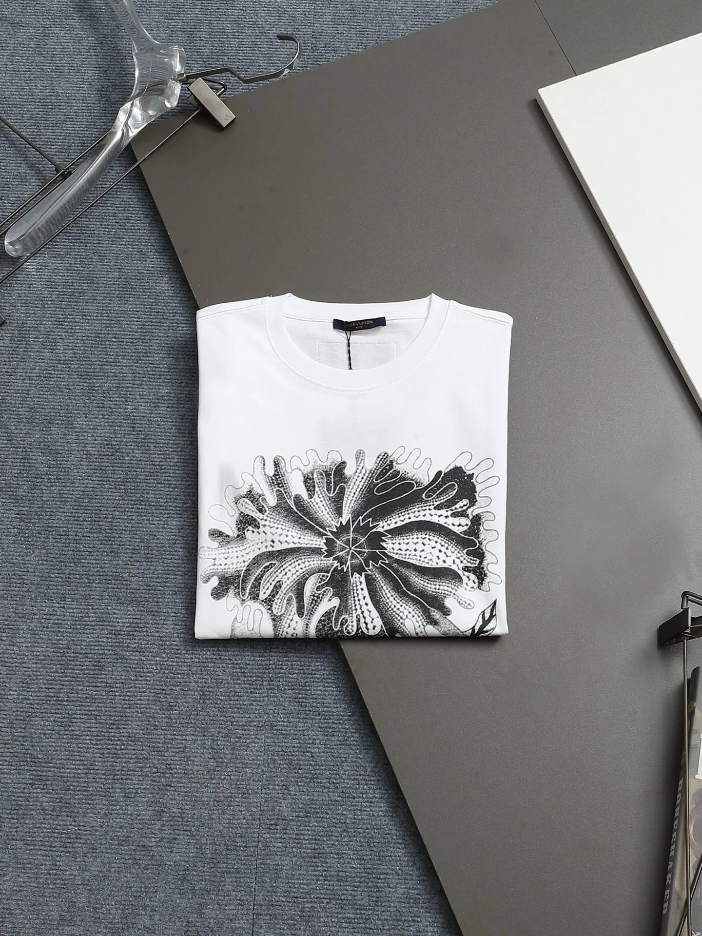 🅿️170 high-quality Louis V* Yayoi Kusama collaboration series, second collaboration, sparks everywhere! The design of this printed tee by Kusama is minimalist but will be fashionable forever! The weight is 250G~The fabric has also undergone a special washing process. The yardage is xs s m l